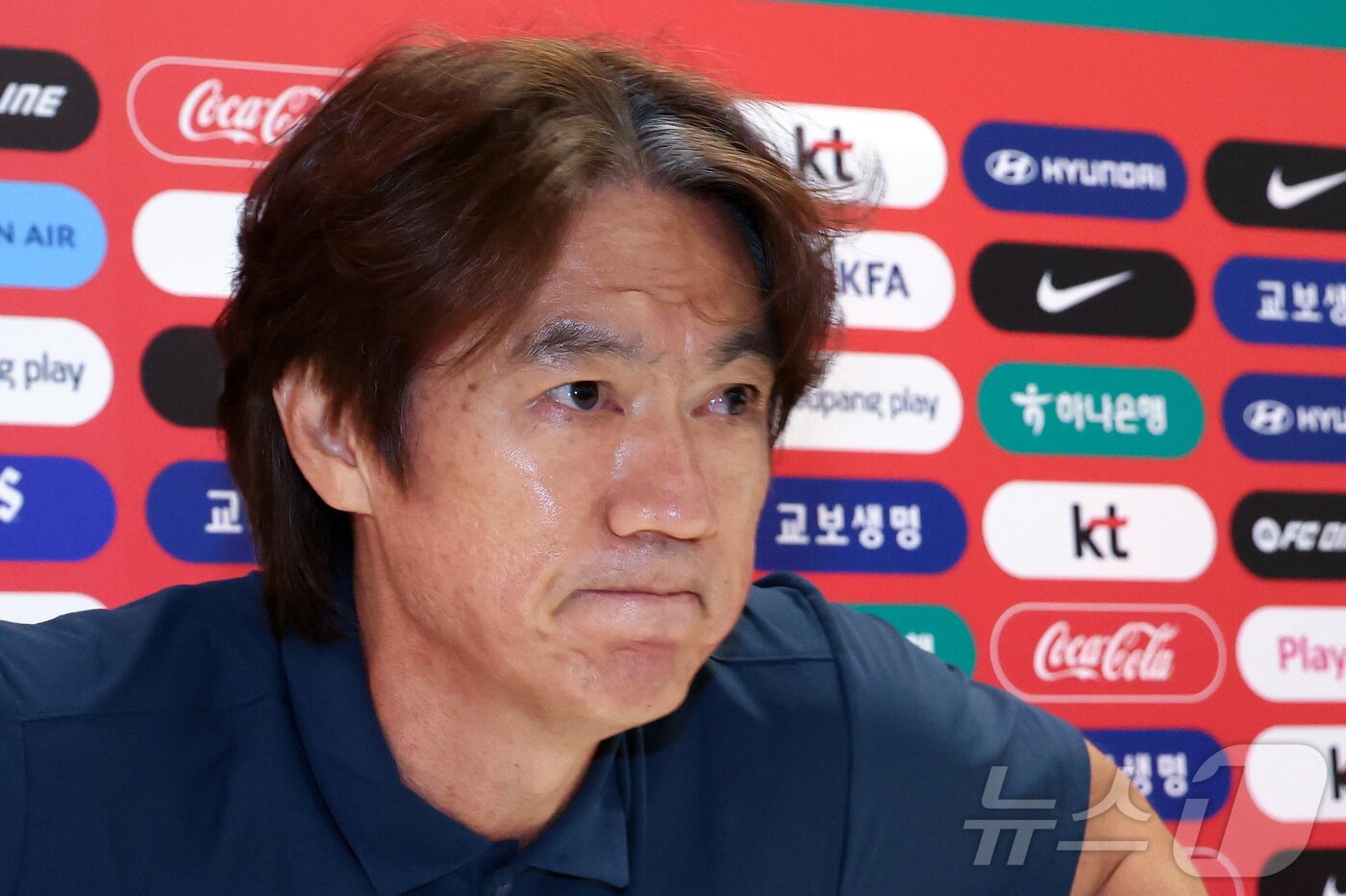 본문 이미지 - 한국 축구 국가대표팀 홍명보 감독이 28일(현지시간) 멕시코 과달라하라 인근 사포판 치바스 바예 베르데 훈련장에 마련된 베이스캠프에서 월드컵 결산 기자회견을 하고 있다. ⓒ 뉴스1 박지혜 기자