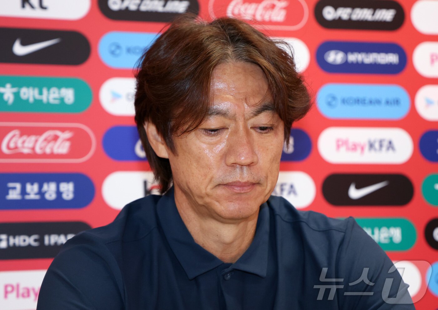 본문 이미지 - 한국 축구 국가대표팀 홍명보 감독이 28일(현지시간) 멕시코 과달라하라 인근 사포판 치바스 바예 베르데 훈련장에 마련된 베이스캠프에서 월드컵 결산 기자회견을 하고 있다. ⓒ 뉴스1 박지혜 기자