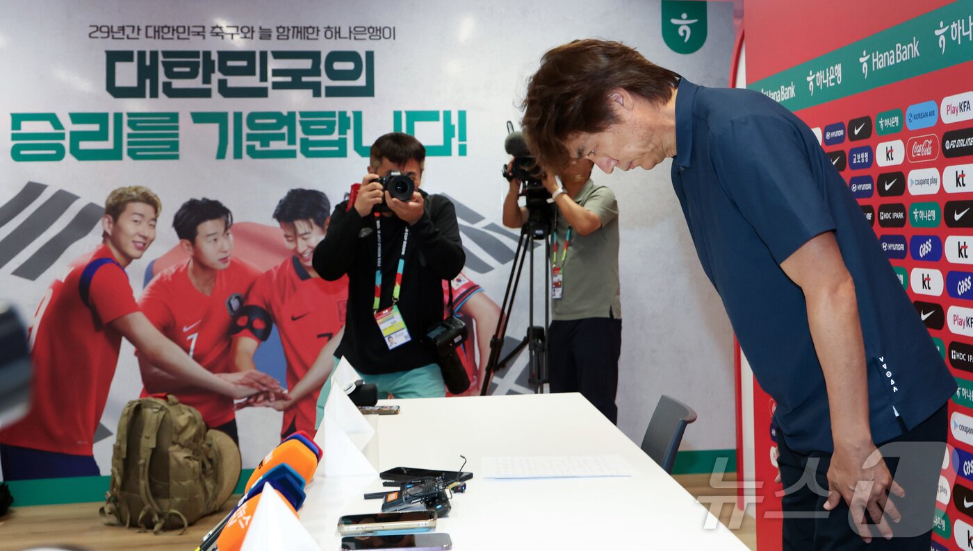 본문 이미지 - 한국 축구 국가대표팀 홍명보 감독이 28일(현지시간) 멕시코 과달라하라 인근 사포판 치바스 바예 베르데 훈련장에 마련된 베이스캠프에서 월드컵 결산 기자회견을 마친 후 인사하고 있다. ⓒ 뉴스1 박지혜 기자