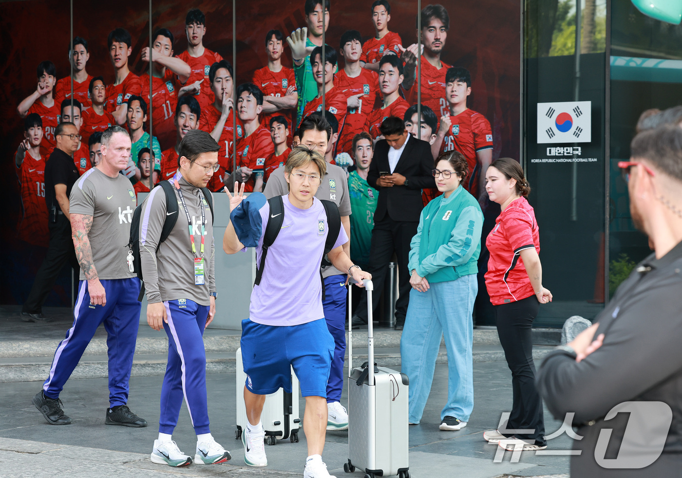 (과달라하라(멕시코)=뉴스1) 임세영 기자 = 대한민국 축구국가대표팀 선수들이 28일(현지시간) 멕시코 할리스코 과달라하라에 위치한 대표팀 숙소를 나서고 있다.홍명보 감독이 이끄는 …