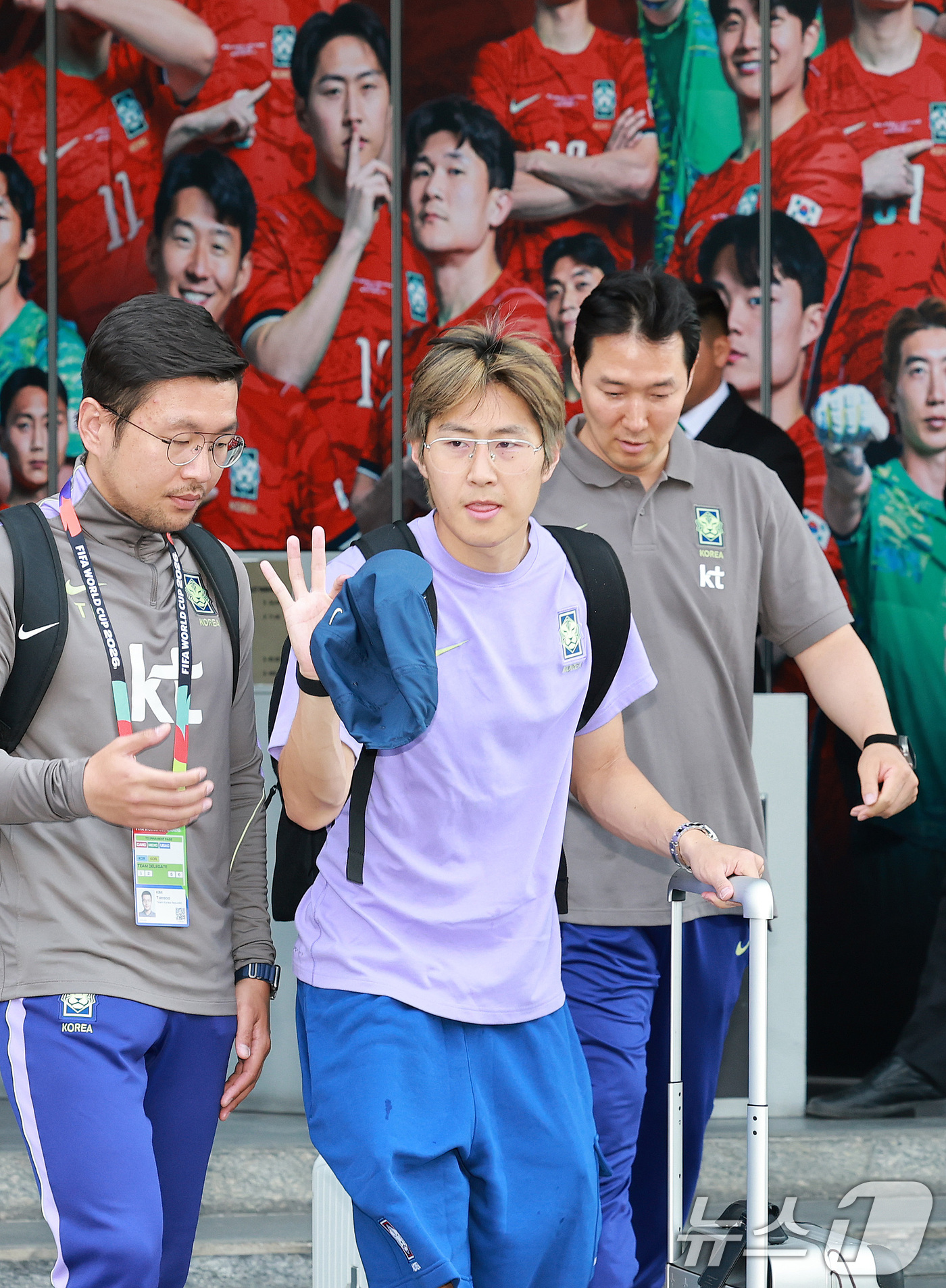 (과달라하라(멕시코)=뉴스1) 임세영 기자 = 대한민국 축구국가대표팀 이강인이 28일(현지시간) 멕시코 할리스코 과달라하라에 위치한 대표팀 숙소를 나서고 있다.홍명보 감독이 이끄는 …