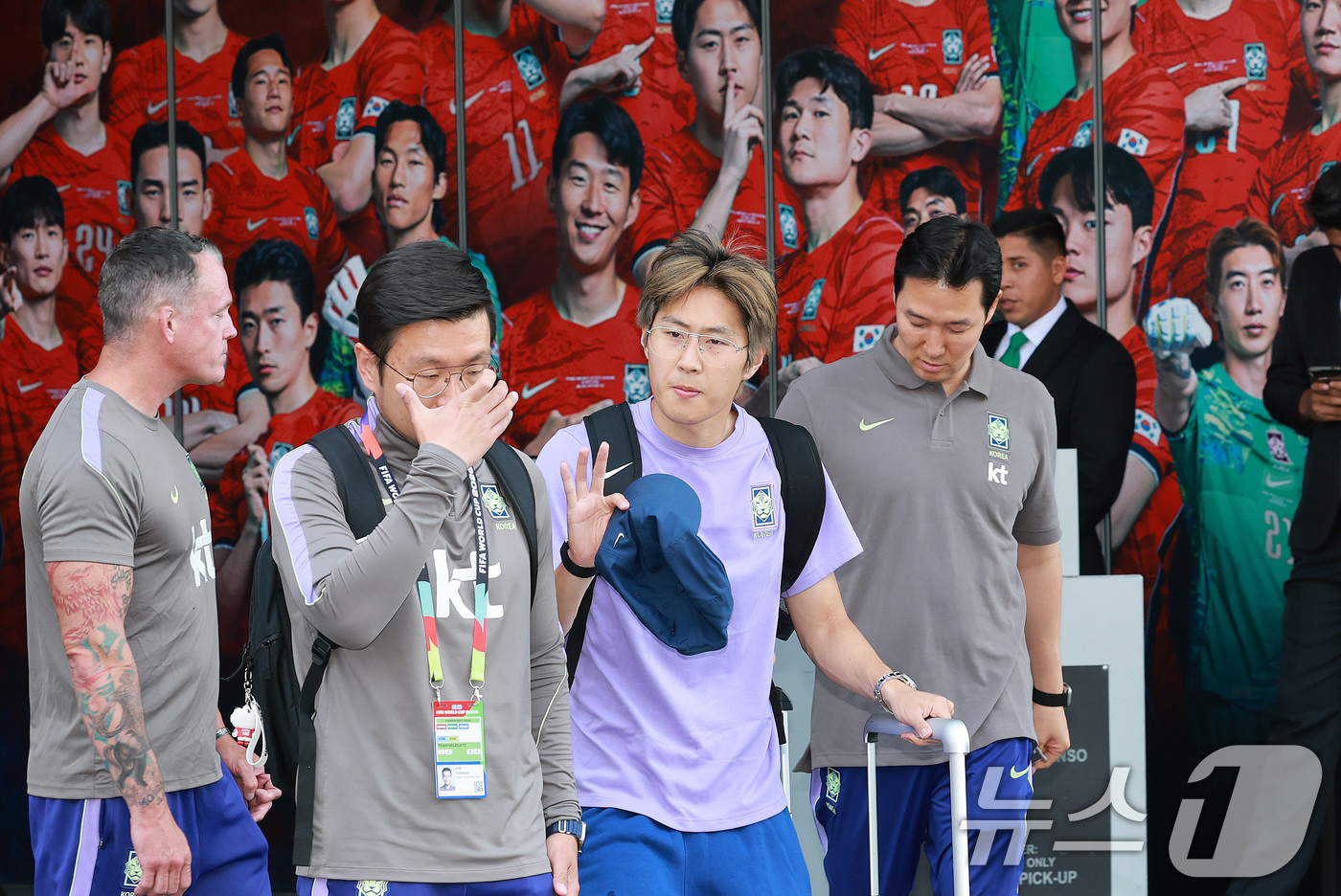 (과달라하라(멕시코)=뉴스1) 임세영 기자 = 대한민국 축구국가대표팀 이강인이 28일(현지시간) 멕시코 할리스코 과달라하라에 위치한 대표팀 숙소를 나서고 있다.홍명보 감독이 이끄는 …