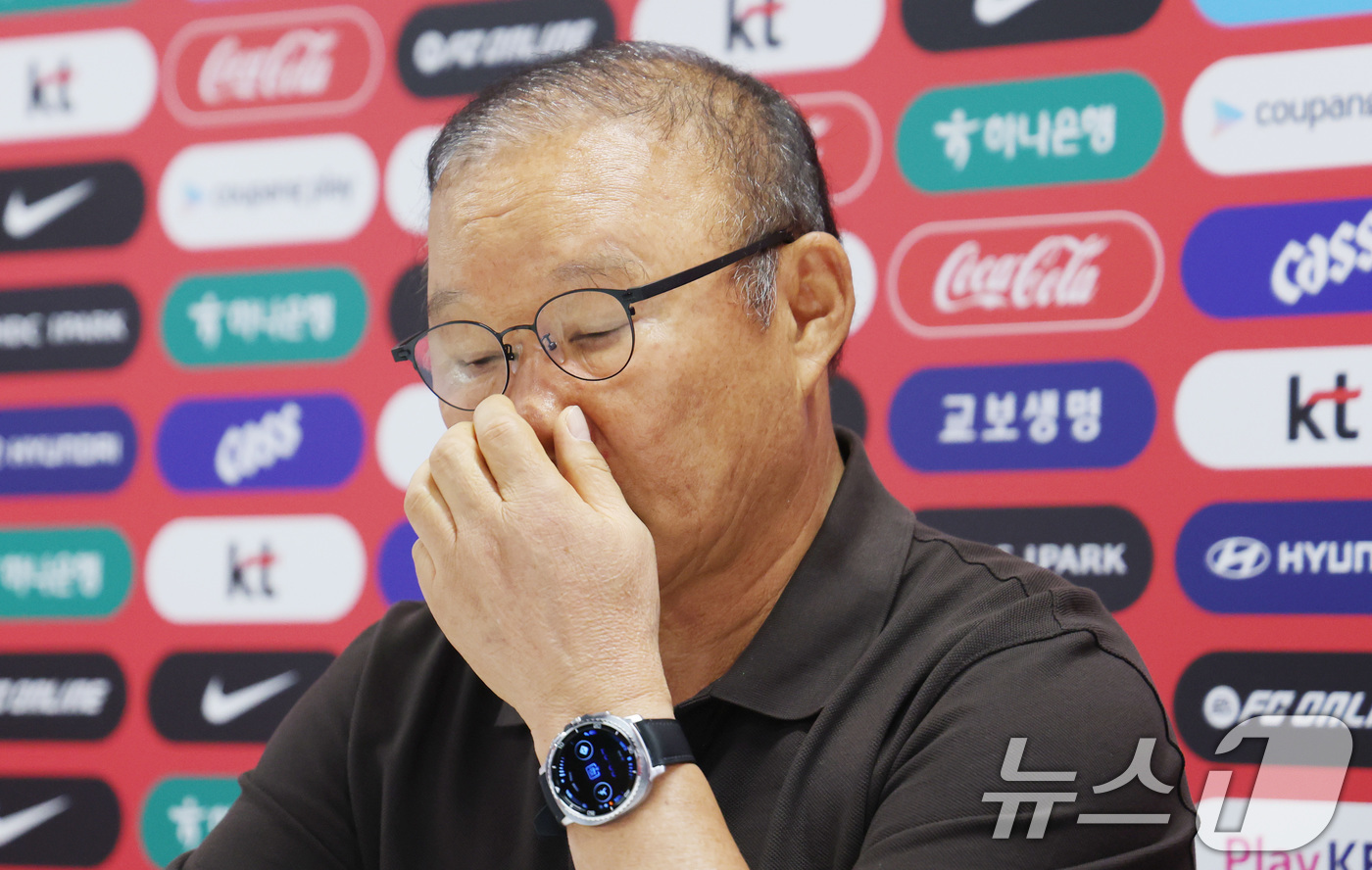 (과달라하라(멕시코)=뉴스1) 박지혜 기자 = 한국 축구 국가대표팀 박항서 월드컵 지원 단장이 28일(현지시간) 멕시코 과달라하라 인근 사포판 치바스 바예 베르데 훈련장에 마련된 …