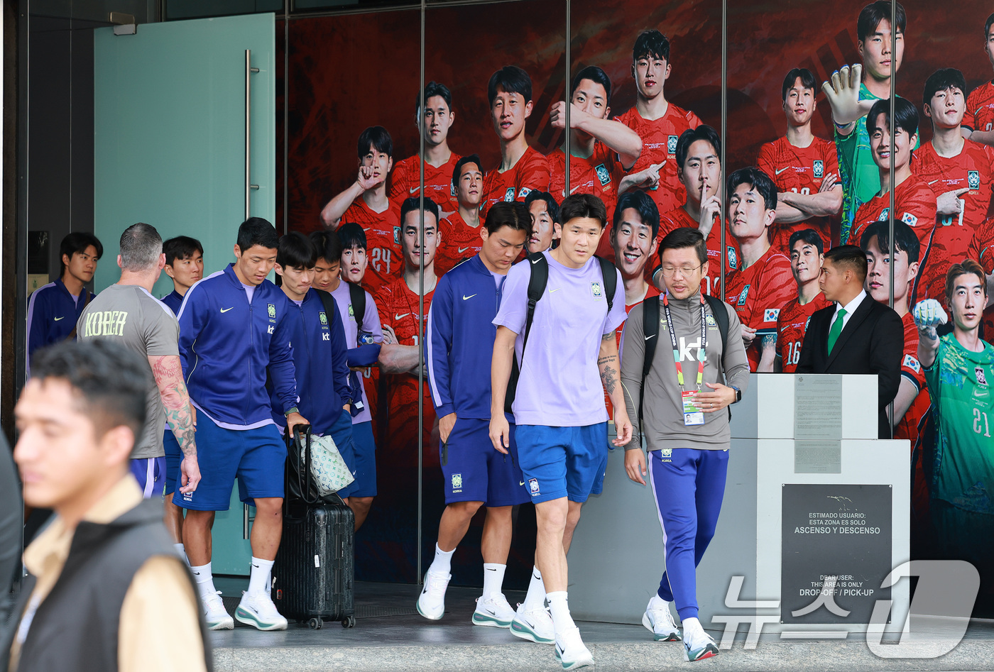 (과달라하라(멕시코)=뉴스1) 임세영 기자 = 대한민국 축구국가대표팀 김민재, 오현규, 백승호, 김문환, 황희찬, 황인범, 설영우 등이 28일(현지시간) 멕시코 할리스코 과달라하라 …