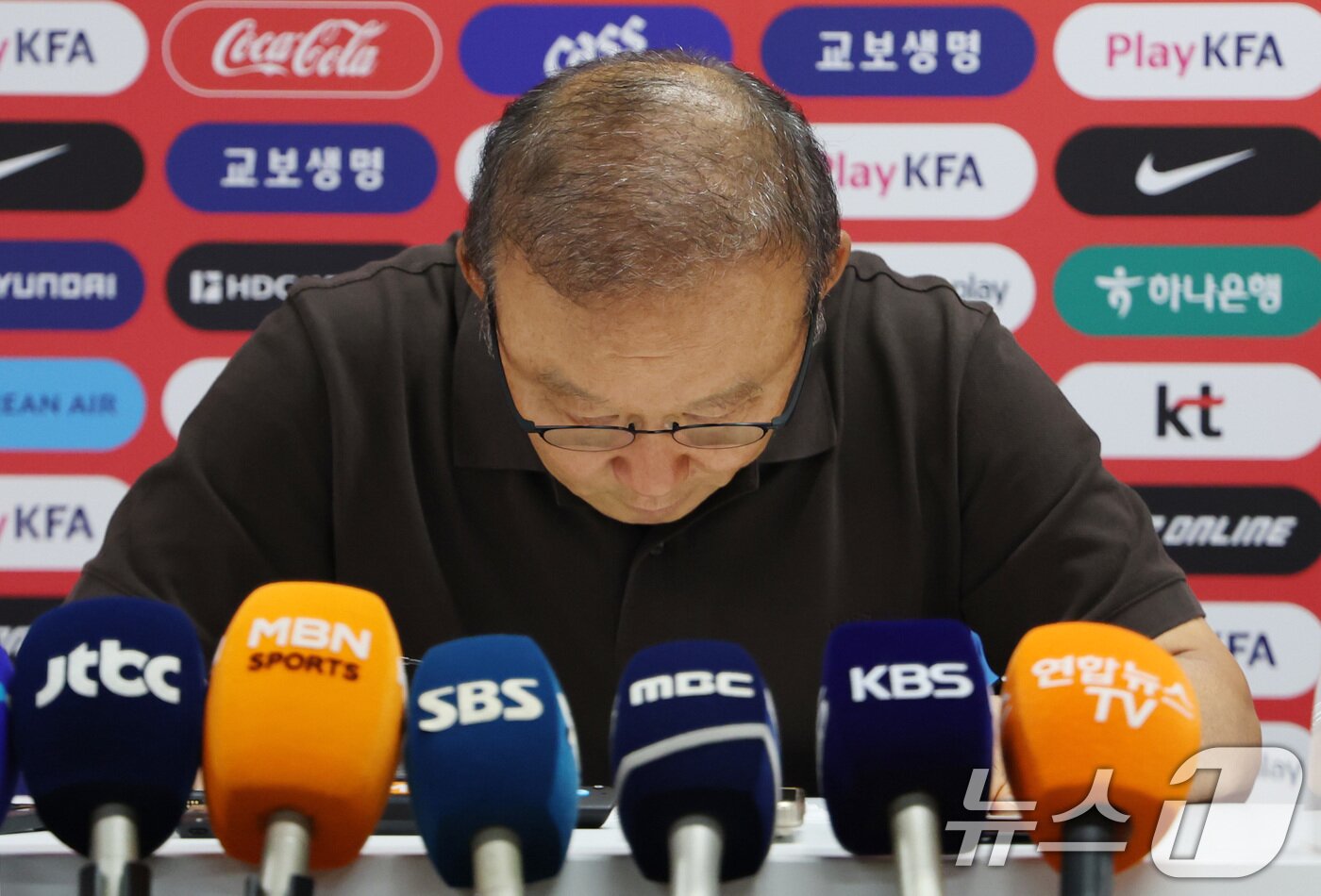 본문 이미지 - 한국 축구 국가대표팀 박항서 월드컵 지원 단장이 28일(현지시간) 멕시코 과달라하라 인근 사포판 치바스 바예 베르데 훈련장에 마련된 베이스캠프에서 기자회견을 열고 사과문 발표에 앞서 고개를 숙이고 있다. 2026.6.29 ⓒ 뉴스1 박지혜 기자