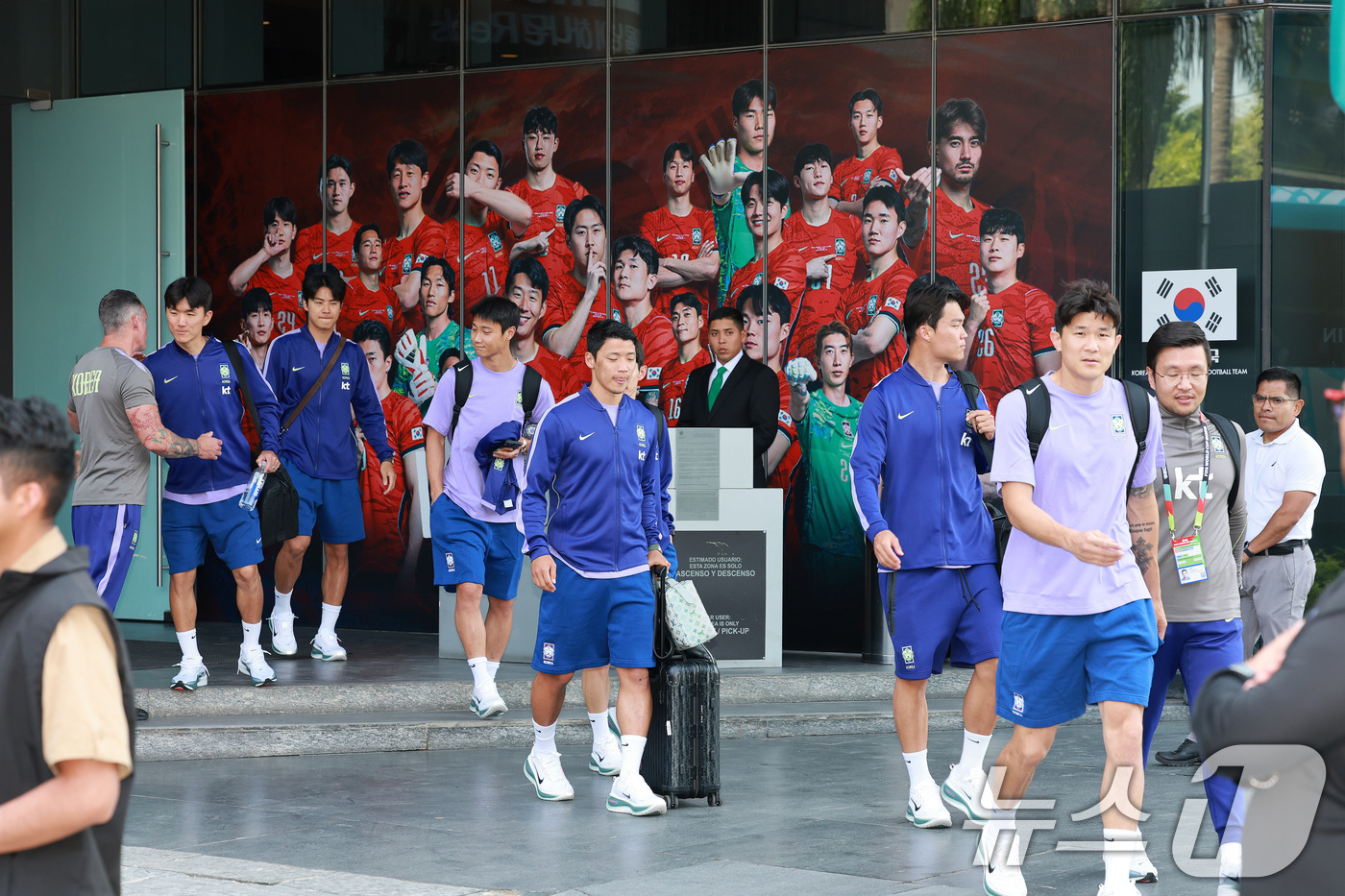 (과달라하라(멕시코)=뉴스1) 임세영 기자 = 대한민국 축구국가대표팀 김민재, 오현규, 황희찬, 김문환, 백승호, 설영우, 황인범 등이 28일(현지시간) 멕시코 할리스코 과달라하라 …