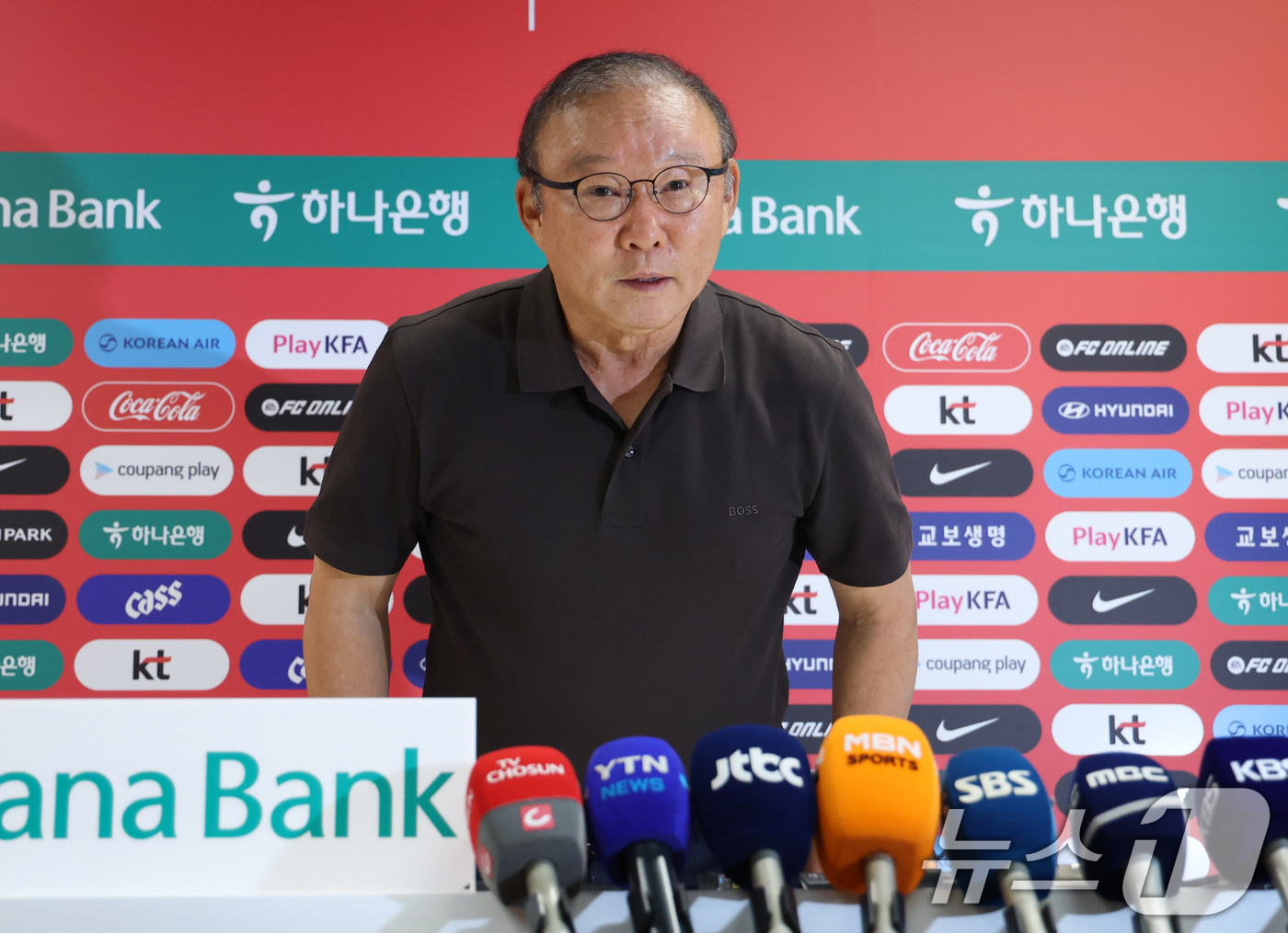 (과달라하라(멕시코)=뉴스1) 박지혜 기자 = 한국 축구 국가대표팀 박항서 월드컵 지원 단장이 28일(현지시간) 멕시코 과달라하라 인근 사포판 치바스 바예 베르데 훈련장에 마련된 …