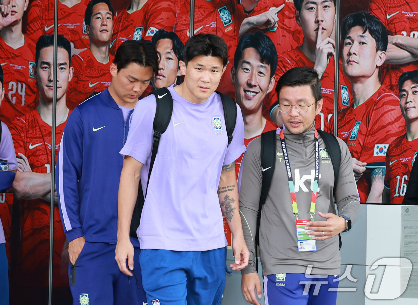 (과달라하라(멕시코)=뉴스1) 임세영 기자 = 대한민국 축구국가대표팀 김민재, 오현규가 28일(현지시간) 멕시코 할리스코 과달라하라에 위치한 대표팀 숙소를 나서고 있다.홍명보 감독 …