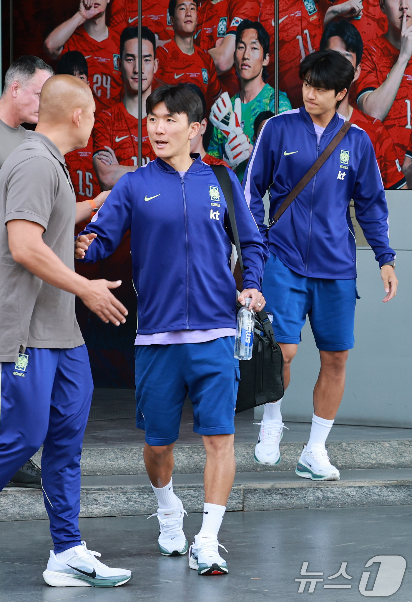 (과달라하라(멕시코)=뉴스1) 임세영 기자 = 대한민국 축구국가대표팀 황인범, 설영우가 28일(현지시간) 멕시코 할리스코 과달라하라에 위치한 대표팀 숙소를 나서고 있다.홍명보 감독 …