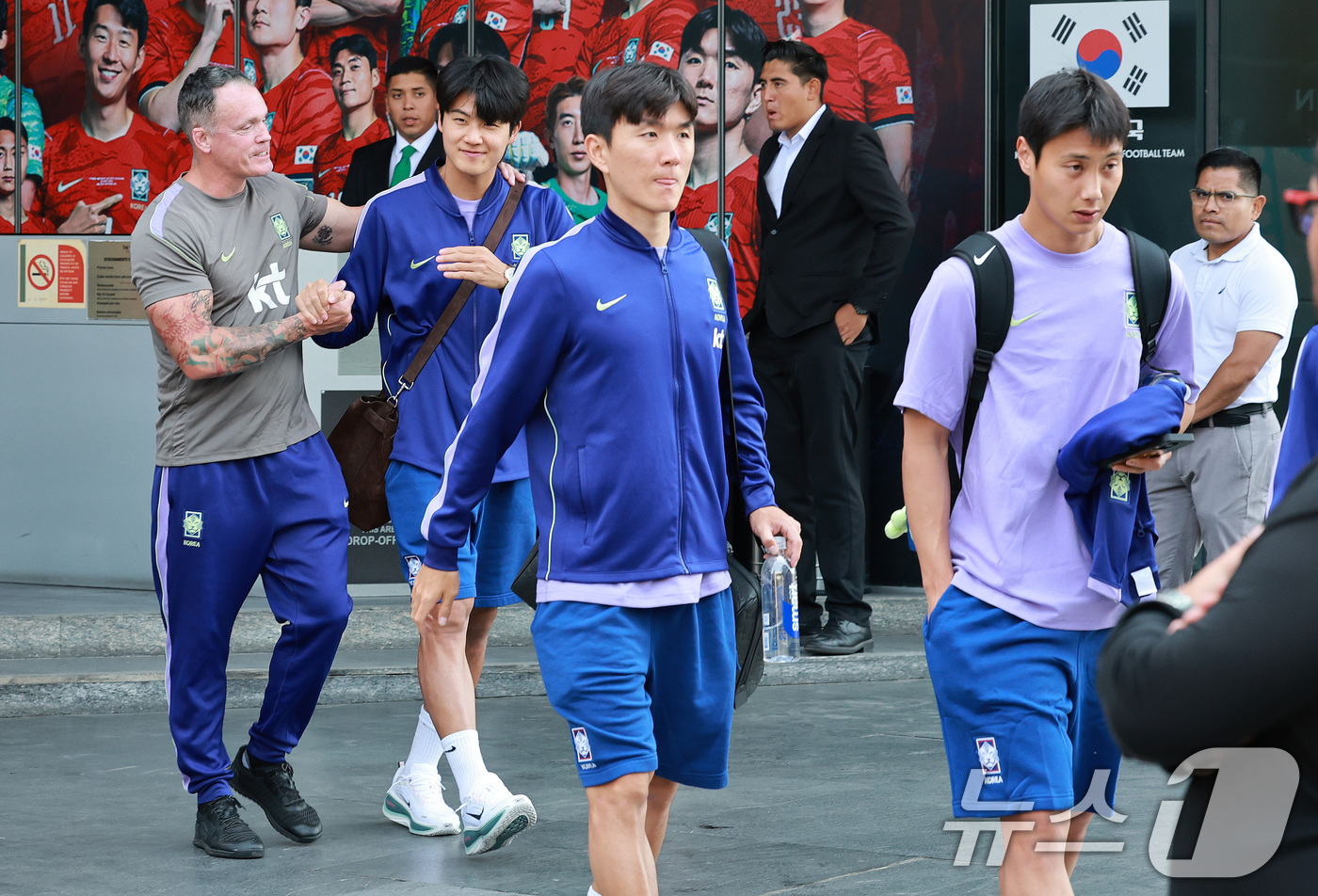 (과달라하라(멕시코)=뉴스1) 임세영 기자 = 대한민국 축구국가대표팀 백승호, 황인범, 설영우가 28일(현지시간) 멕시코 할리스코 과달라하라에 위치한 대표팀 숙소를 나서고 있다.홍 …