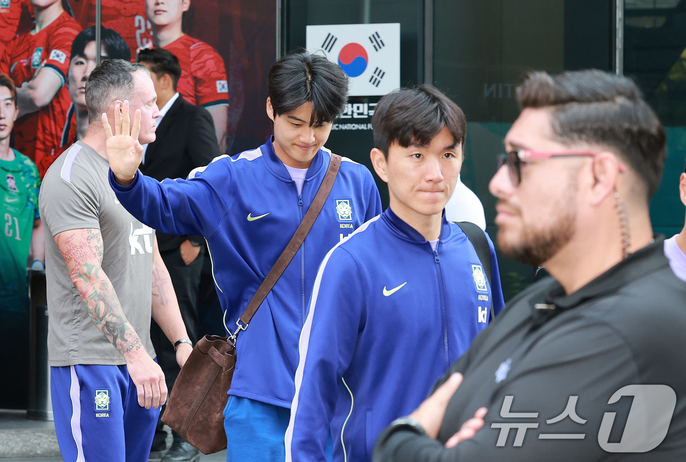 (과달라하라(멕시코)=뉴스1) 임세영 기자 = 대한민국 축구국가대표팀 설영우가 28일(현지시간) 멕시코 할리스코 과달라하라에 위치한 대표팀 숙소를 나서며 팬들에게 손을 흔들고 있다 …