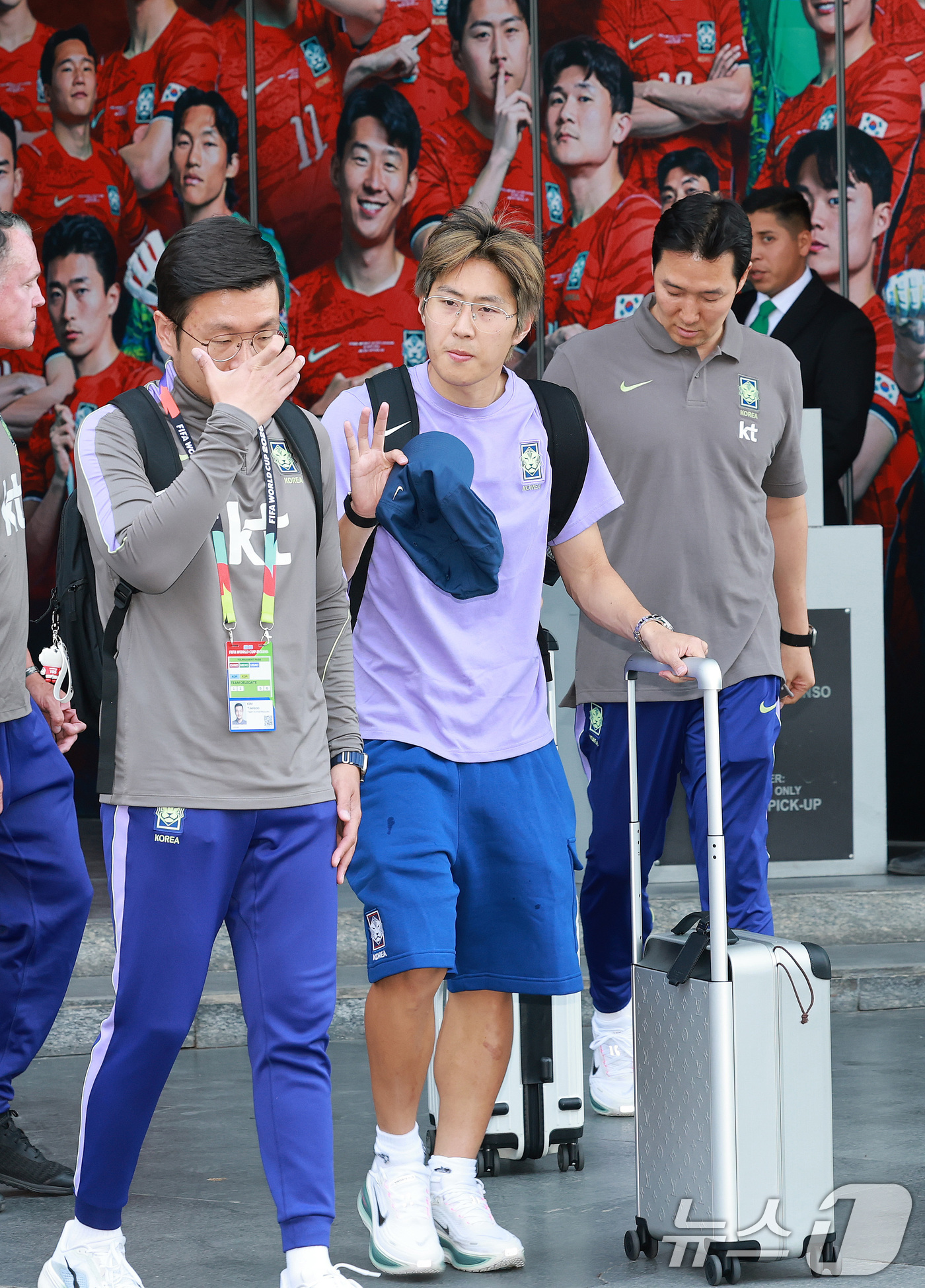 (과달라하라(멕시코)=뉴스1) 임세영 기자 = 대한민국 축구국가대표팀 이강인이 28일(현지시간) 멕시코 할리스코 과달라하라에 위치한 대표팀 숙소를 나서고 있다.홍명보 감독이 이끄는 …