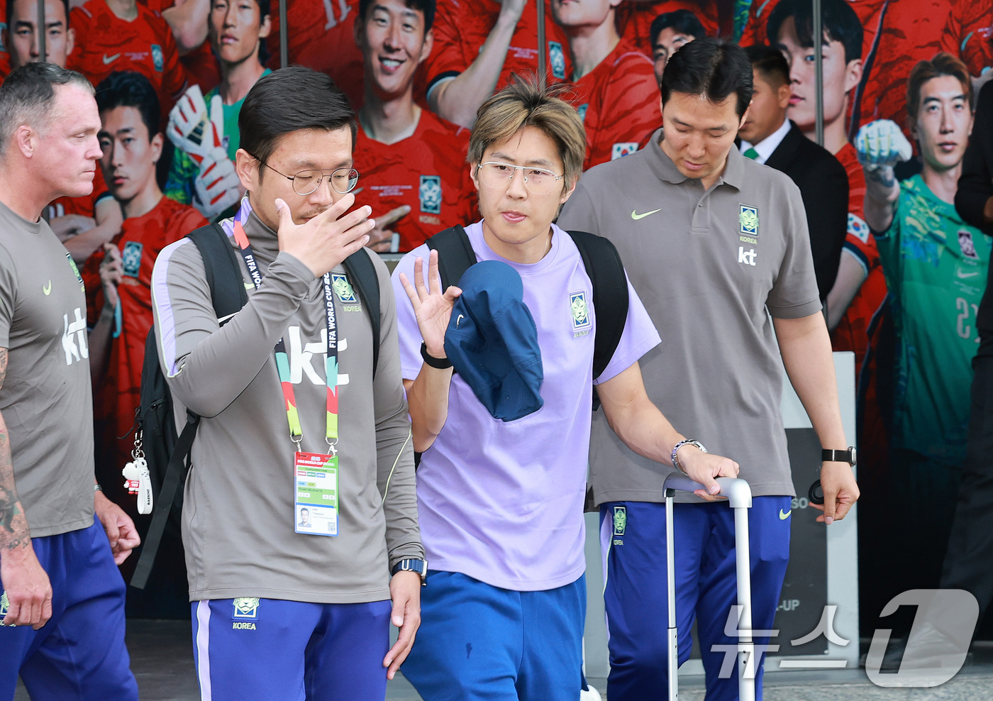 (과달라하라(멕시코)=뉴스1) 임세영 기자 = 대한민국 축구국가대표팀 이강인이 28일(현지시간) 멕시코 할리스코 과달라하라에 위치한 대표팀 숙소를 나서고 있다.홍명보 감독이 이끄는 …