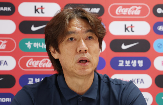 주머니에 손 꽂고 퇴장한 홍명보…질문 없는 '2분 사퇴' 회견 비판 봇물