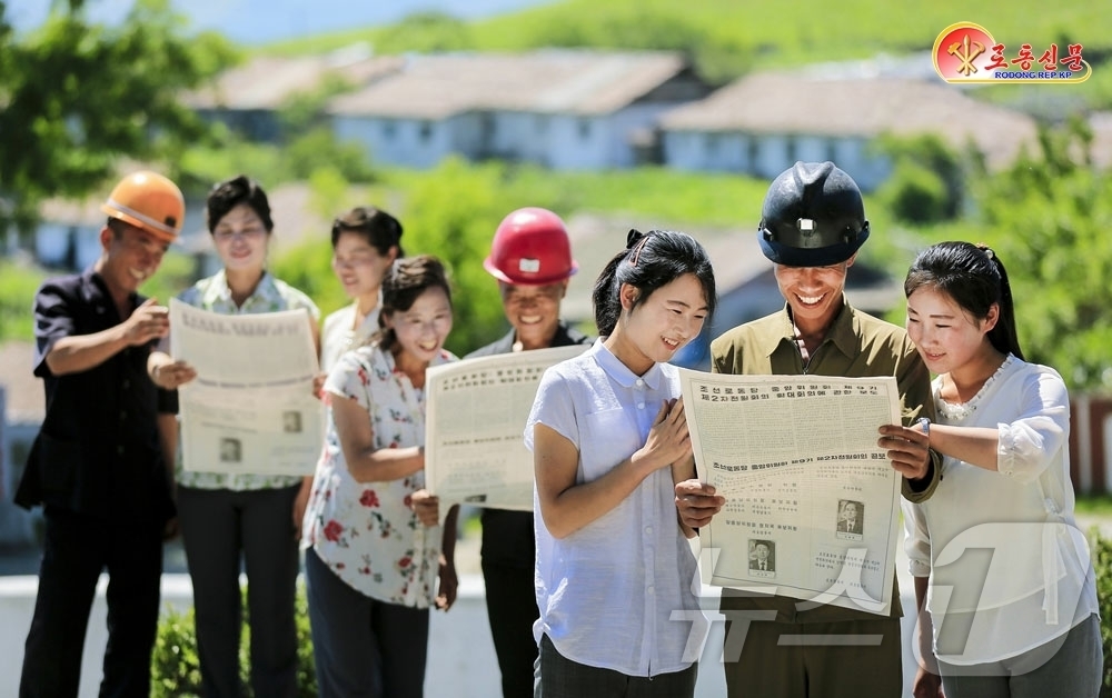 (평양 노동신문=뉴스1) = 북한 노동당 기관지 노동신문은 29일 "당 중앙위원회 제9기 제2차 전원회의에서 석탄공업을 추켜세우며 전국의 탄광마을을 현대적으로 개변시킬 데 대한 결 …