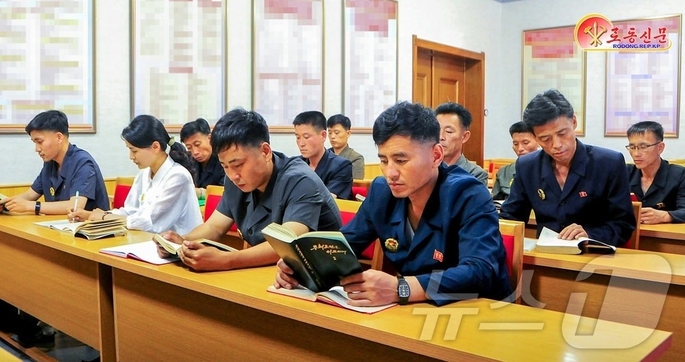 (평양 노동신문=뉴스1) = 북한 노동당 기관지 노동신문은 29일 "경애하는 총비서 동지의 위대성과 불멸의 업적을 보여주는 도서들에 대한 학습을 진행하고 있다"며 강계목재가공공장의 …