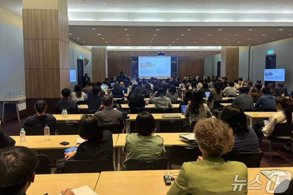 본문 이미지 - 지난 4월 서울 코엑스에서 열린 '바이오코리아 2026' 내 기업 세션에서 일라이 릴리 관계자가 발표하고 있다. 2026.4.30 ⓒ 뉴스1 문대현 기자