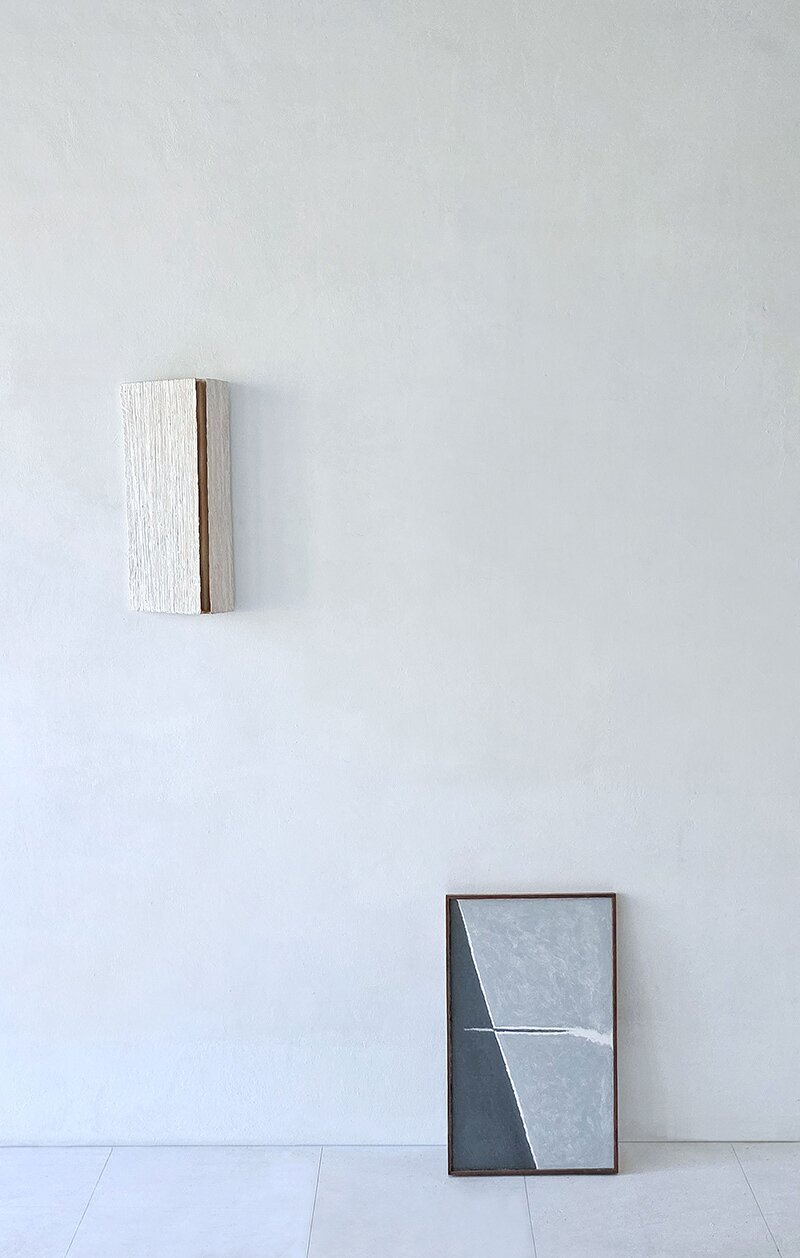 본문 이미지 - 나점수, 無名-向 2026 나무에 채색 23x47x8cm 2. 無名-向 2017 나무에 채색 35x55x3cm (누크갤러리 제공)
