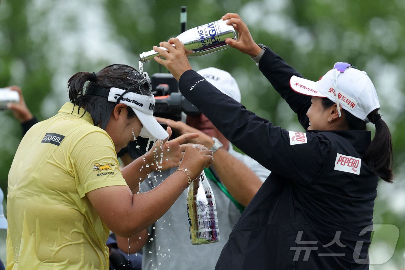 본문 이미지 - 우승 직후 동료들의 축하를 받고 있는 유해란(25). ⓒ AFP=뉴스1