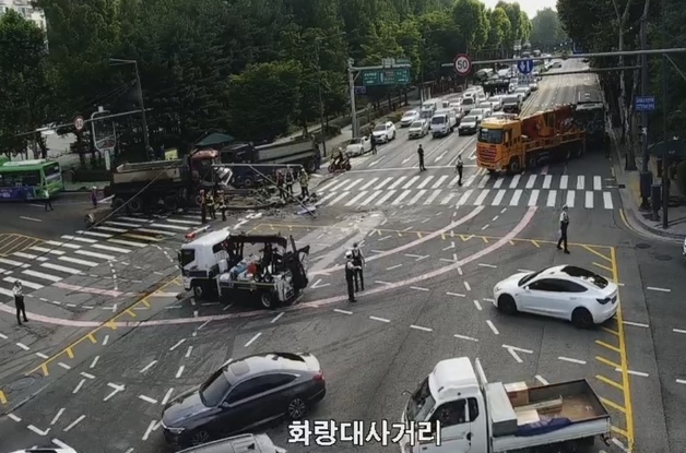노원구 화랑대사거리 덤프트럭 3중추돌…운전자 2명 경상