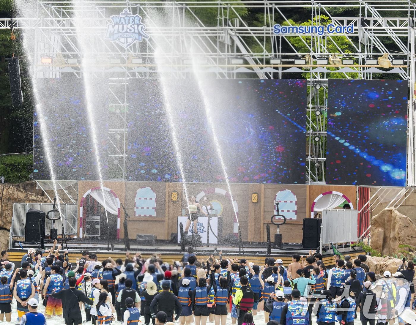 (서울=뉴스1) = 삼성물산 리조트부문은 워터파크 캐리비안 베이가 다음달 3일부터 8월 17일까지 '워터 뮤직 풀파티(Water Music Pool Party)'를 개최한다고 29 …