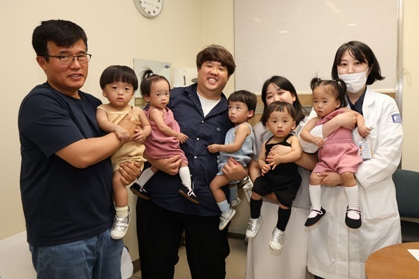 'Mom, Dad' and Ball Kicks…'Human Theater' Quintuplets Show Remarkable Growth