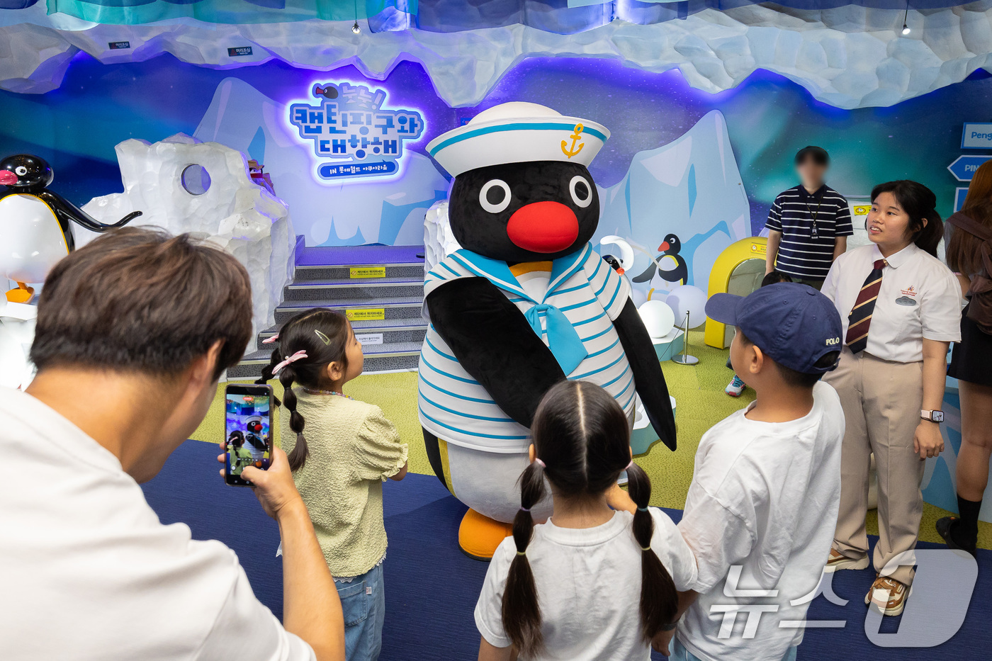 (서울=뉴스1) = 롯데월드 아쿠아리움은 글로벌 IP(지식재산권) ‘핑구(Pingu)’와 손잡고 오는 8월 31일까지 여름 시즌 축제 ‘눗눗! 캡틴 핑구와 대항해’를 운영한다고 2 …