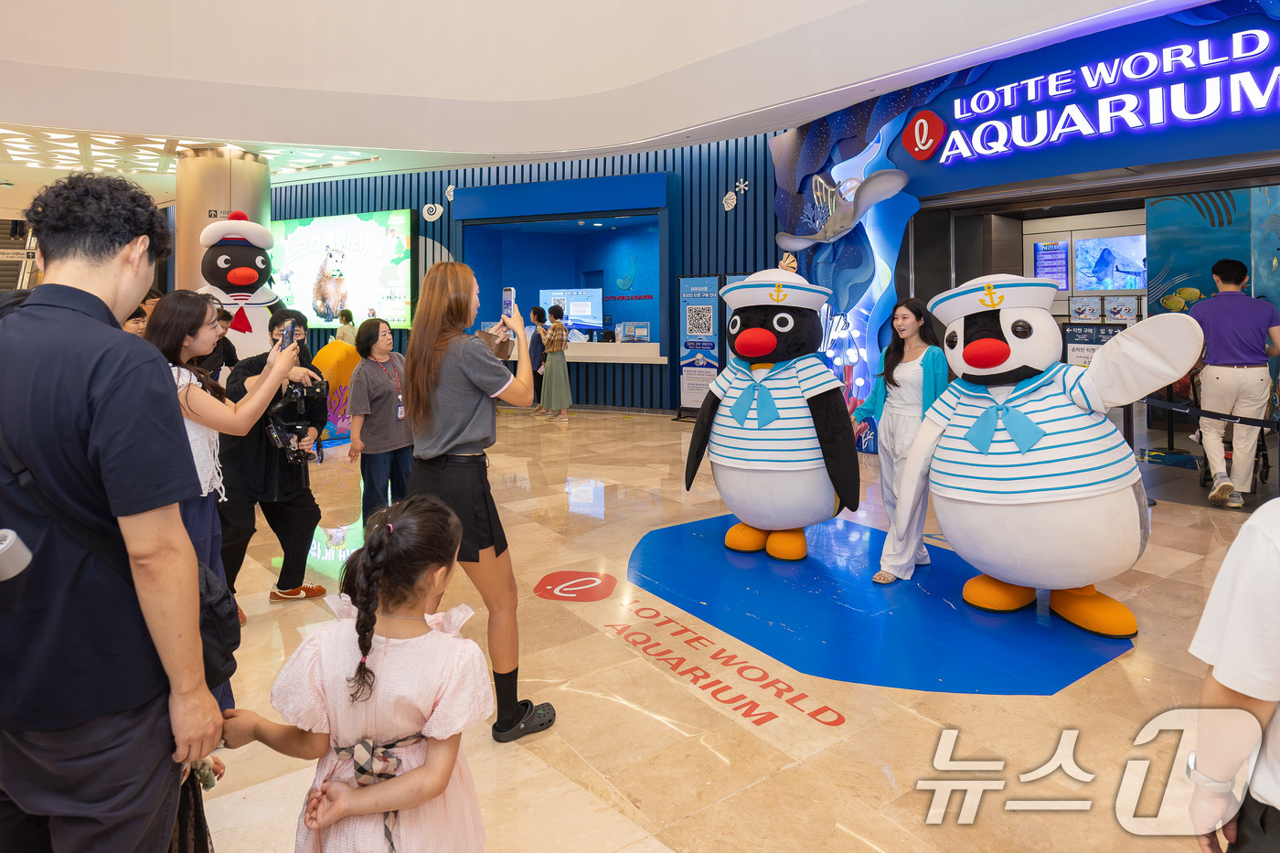 (서울=뉴스1) = 롯데월드 아쿠아리움은 글로벌 IP(지식재산권) ‘핑구(Pingu)’와 손잡고 오는 8월 31일까지 여름 시즌 축제 ‘눗눗! 캡틴 핑구와 대항해’를 운영한다고 2 …