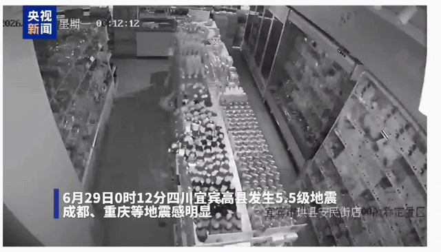 본문 이미지 - 29일 0시 12분께 쓰촨성 이빈시 소재 한 편의점 CCTV 모습. (CCTV갈무리)