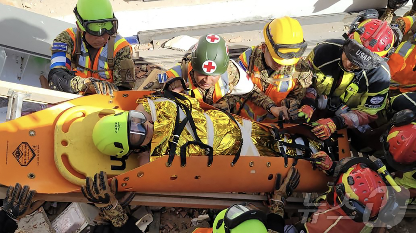 (카라바예다 AFP=뉴스1) 윤다정 기자 = 27일(현지시간) 베네수엘라 라과이라주의 해안 도시 카라바예다에서 에콰도르와 엘살바로드에서 파견된 구조대원들이 60시간 이상 잔해에 갇 …