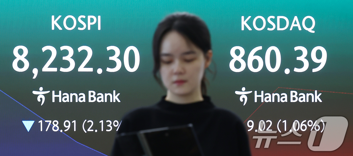 (서울=뉴스1) 김민지 기자 = 29일 오전 서울 중구 하나은행 딜링룸 전광판에 코스피, 코스닥 등 개장 시황이 나오고 있다.이날 코스피는 전 거래일(8411.21)보다 117.1 …