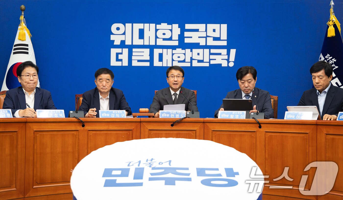 본문 이미지 - 한병도 더불어민주당 당대표 직무대행 겸 원내대표가 29일 서울 여의도 국회에서 열린 최고위원회의에서 모두 발언을 하고 있다. 2026.6.29 ⓒ 뉴스1 유승관 기자