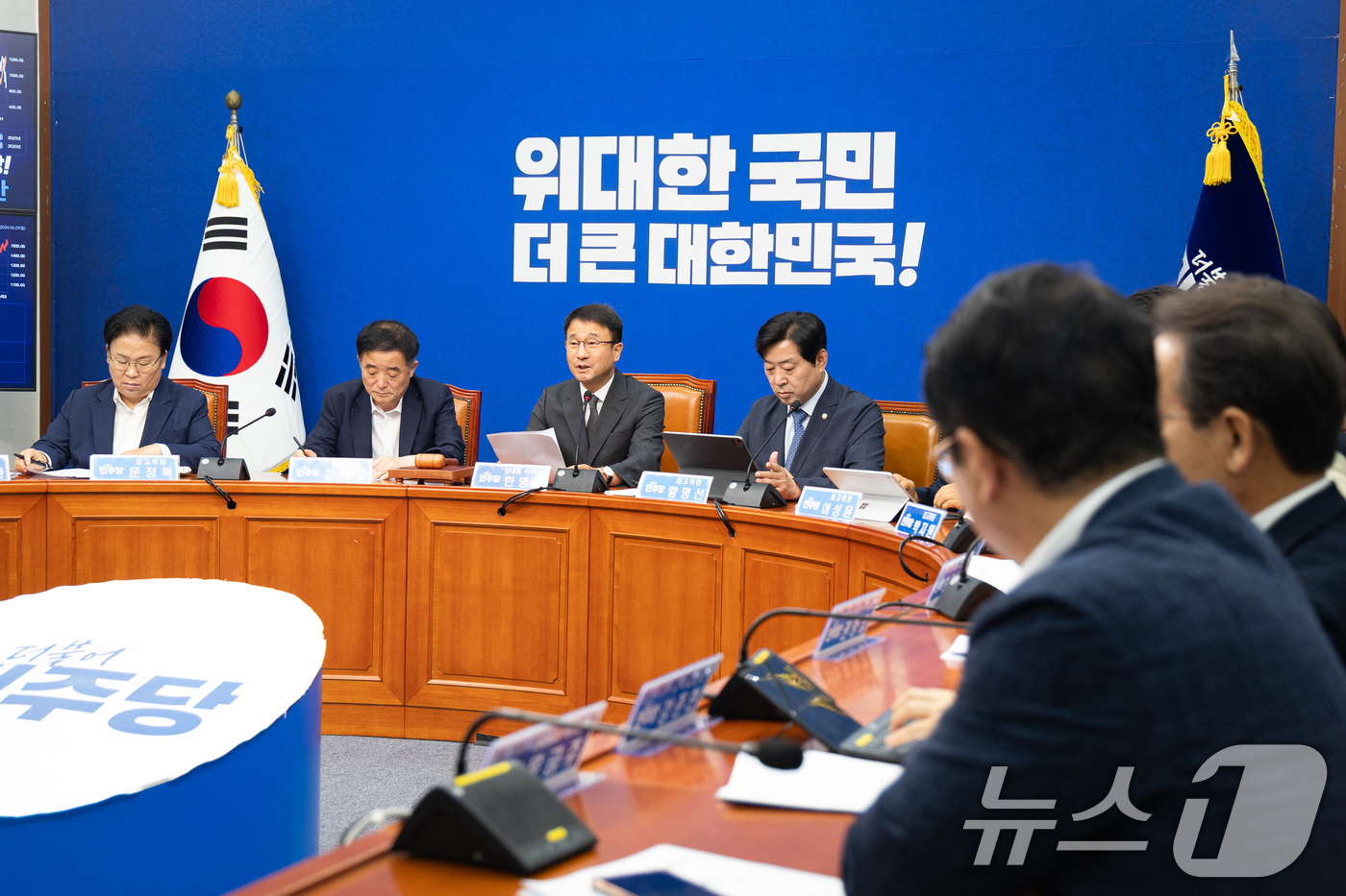 (서울=뉴스1) 유승관 기자 = 한병도 더불어민주당 당대표 직무대행 겸 원내대표가 29일 서울 여의도 국회에서 열린 최고위원회의에서 모두 발언을 하고 있다. 2026.6.29/뉴스 …
