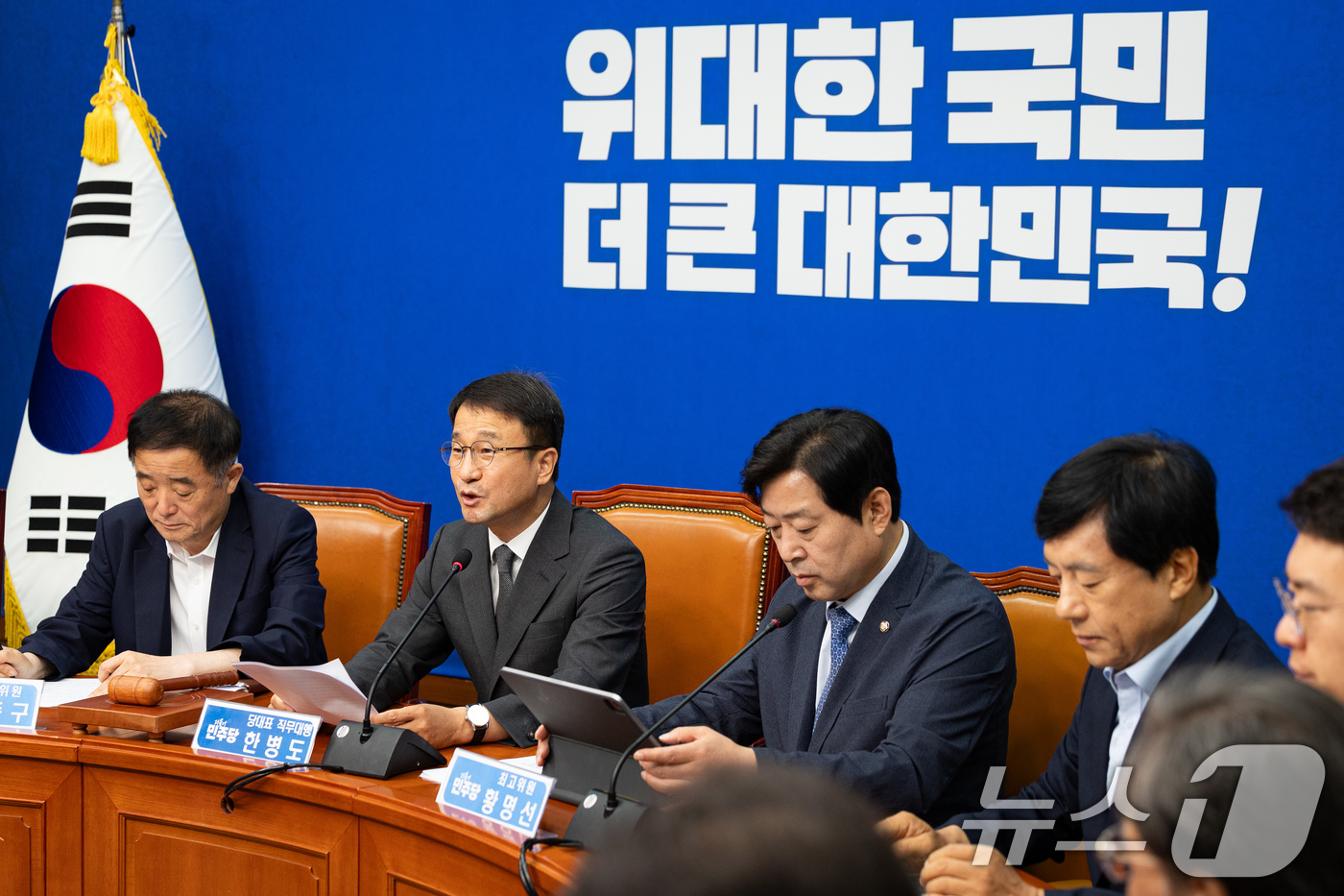 (서울=뉴스1) 유승관 기자 = 한병도 더불어민주당 당대표 직무대행 겸 원내대표가 29일 서울 여의도 국회에서 열린 최고위원회의에서 모두 발언을 하고 있다. 2026.6.29/뉴스 …