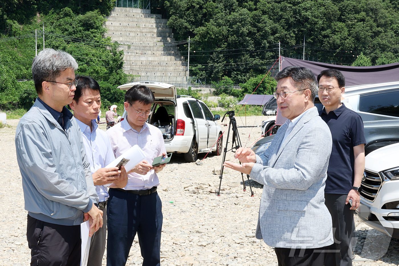 (서울=뉴스1) 이상혁 수습기자 = 윤호중 행정안전부 장관이 지난 28일 경기도 양평군 광탄유원지에서 여름철 수상 안전관리 요원 배치 등 안전시설 관리실태 현장을 불시 점검하고 있 …