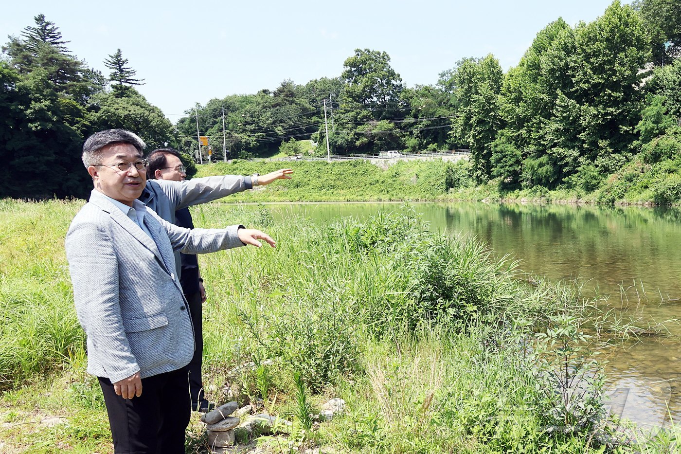 (서울=뉴스1) 이상혁 수습기자 = 윤호중 행정안전부 장관이 지난 28일 경기도 양평군 광탄유원지에서 여름철 수상 안전관리 요원 배치 등 안전시설 관리실태 현장을 불시 점검하고 있 …