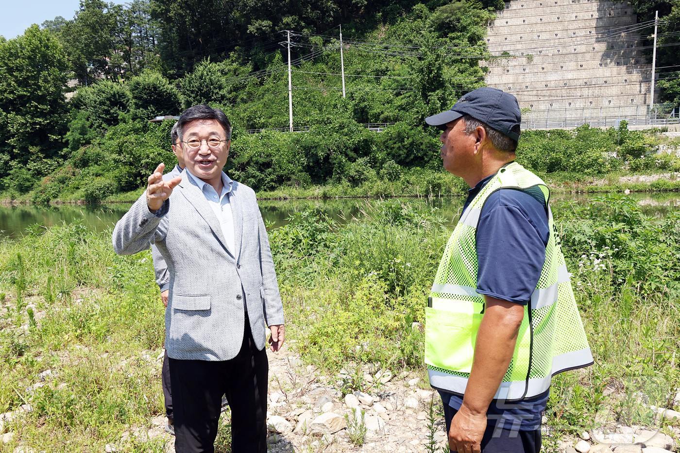(서울=뉴스1) 이상혁 수습기자 = 윤호중 행정안전부 장관이 지난 28일 경기도 양평군 광탄유원지에서 여름철 수상 안전관리 요원 배치 등 안전시설 관리실태 현장을 불시 점검하고 있 …