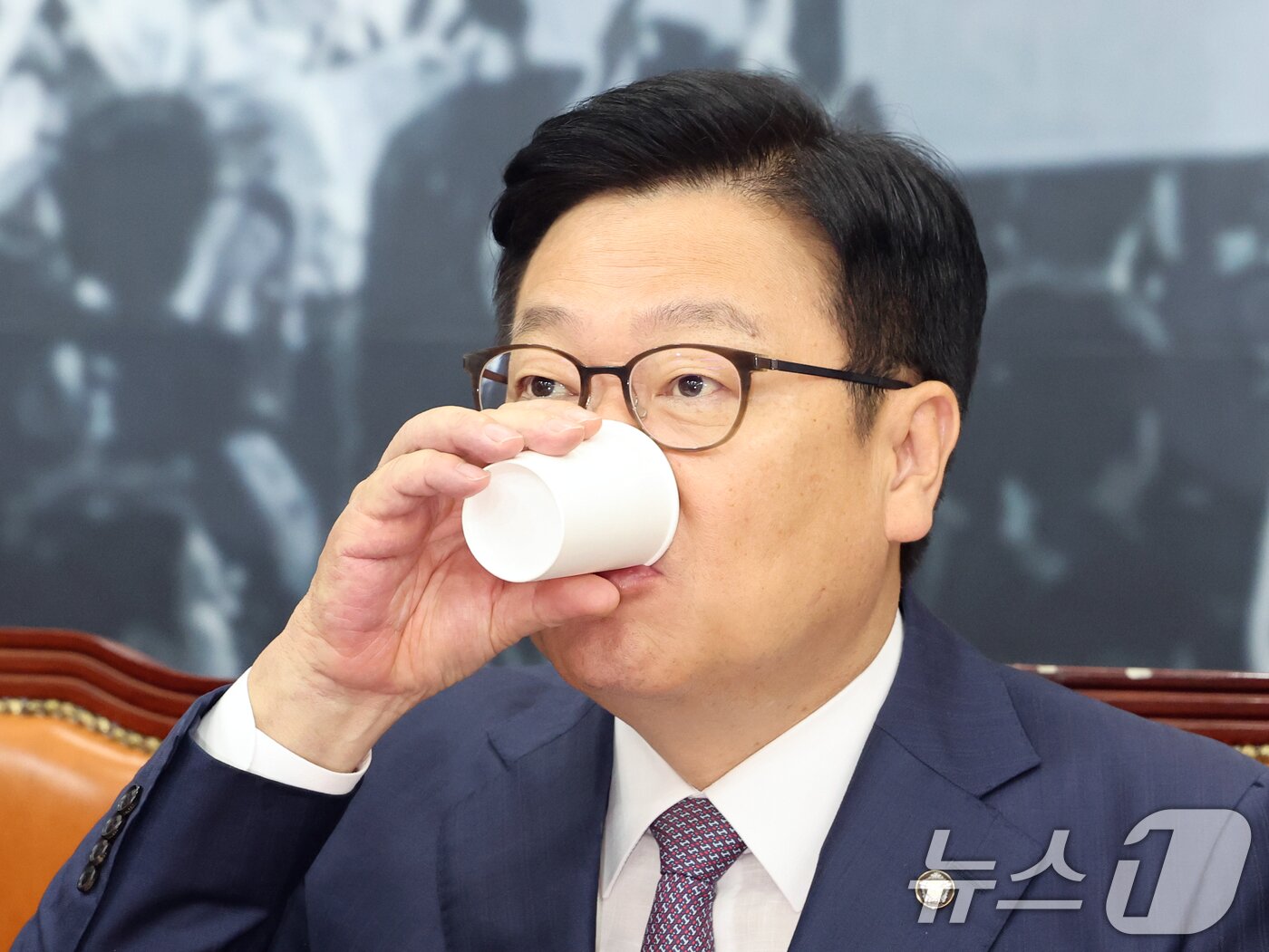 본문 이미지 - 정점식 국민의힘 원내대표가 29일 오전 서울 여의도 국회에서 열린 최고위원회에서 물을 마시고 있다. 2026.6.29 ⓒ 뉴스1 황기선 기자
