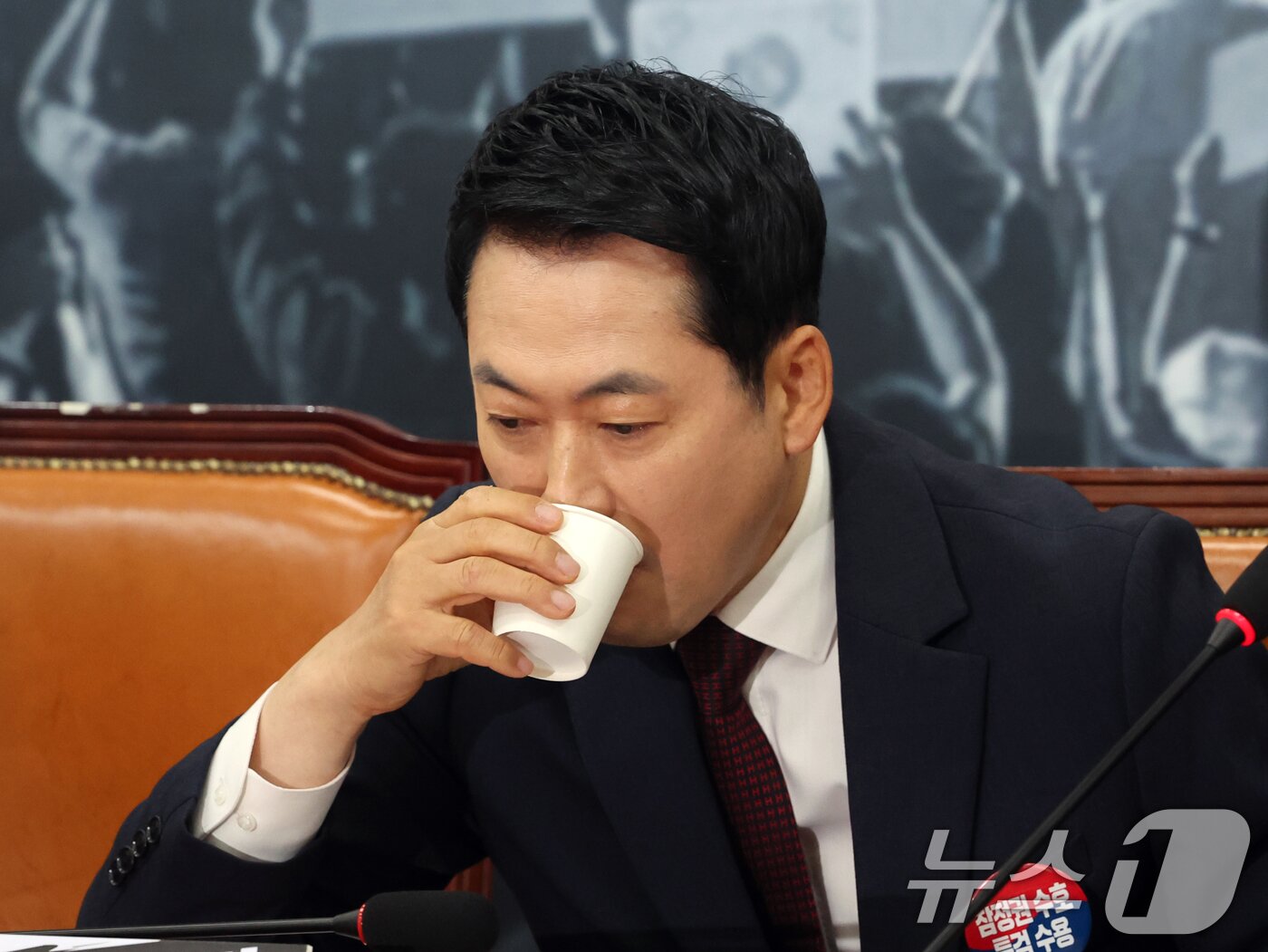 본문 이미지 - 장동혁 국민의힘 대표가 29일 오전 서울 여의도 국회에서 열린 최고위원회의에서 물을 마시고 있다. 2026.6.29 ⓒ 뉴스1 황기선 기자