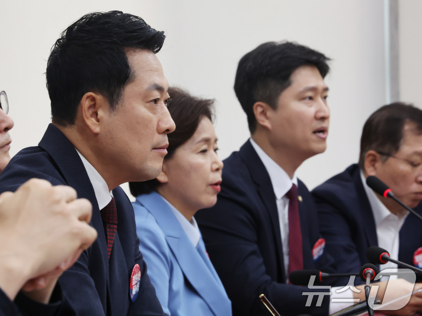 (서울=뉴스1) 황기선 기자 = 장동혁 국민의힘 대표가 29일 오전 서울 여의도 국회에서 열린 최고위원회의에서 우재준 청년 최고위원의 모두발언을 듣고 있다.이날 우 최고위원은 모두 …