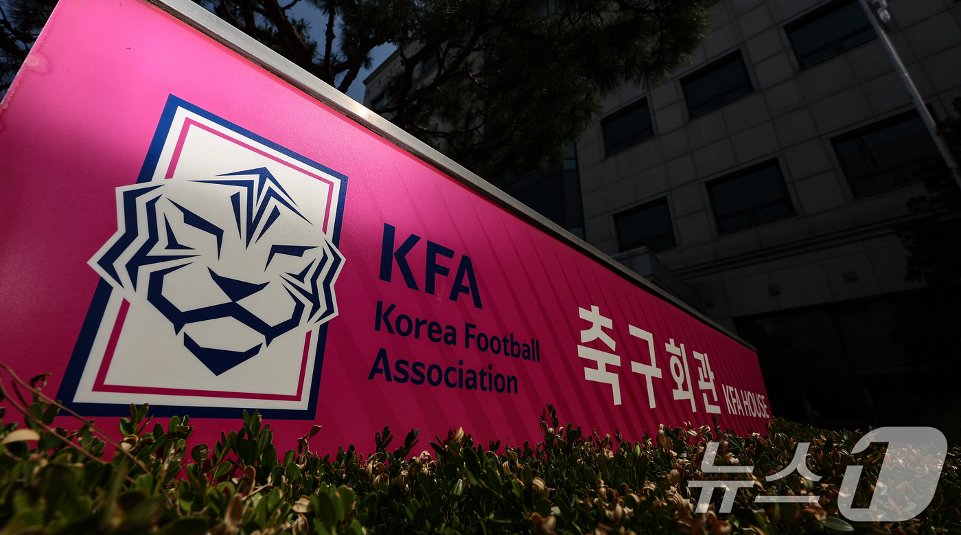 (서울=뉴스1) 김도우 기자 = 한국축구대표팀이 2026 국제축구연맹(FIFA) 북중미 월드컵 조별리그에서 탈락하자 정치권에서도 감독 선임 과정의 책임 문제를 제기하며 개혁 요구가 …