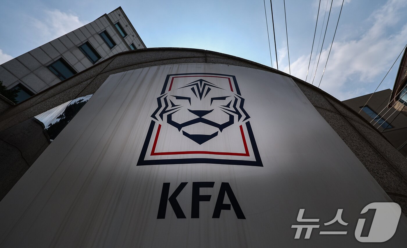 본문 이미지 - 한국축구대표팀이 2026 국제축구연맹(FIFA) 북중미 월드컵 조별리그에서 탈락하자 정치권에서도 감독 선임 과정의 책임 문제를 제기하며 개혁 요구가 확대되고 있다. 사진은 29일 서울 종로구 축구회관. 2026.6.29 ⓒ 뉴스1 김도우 기자