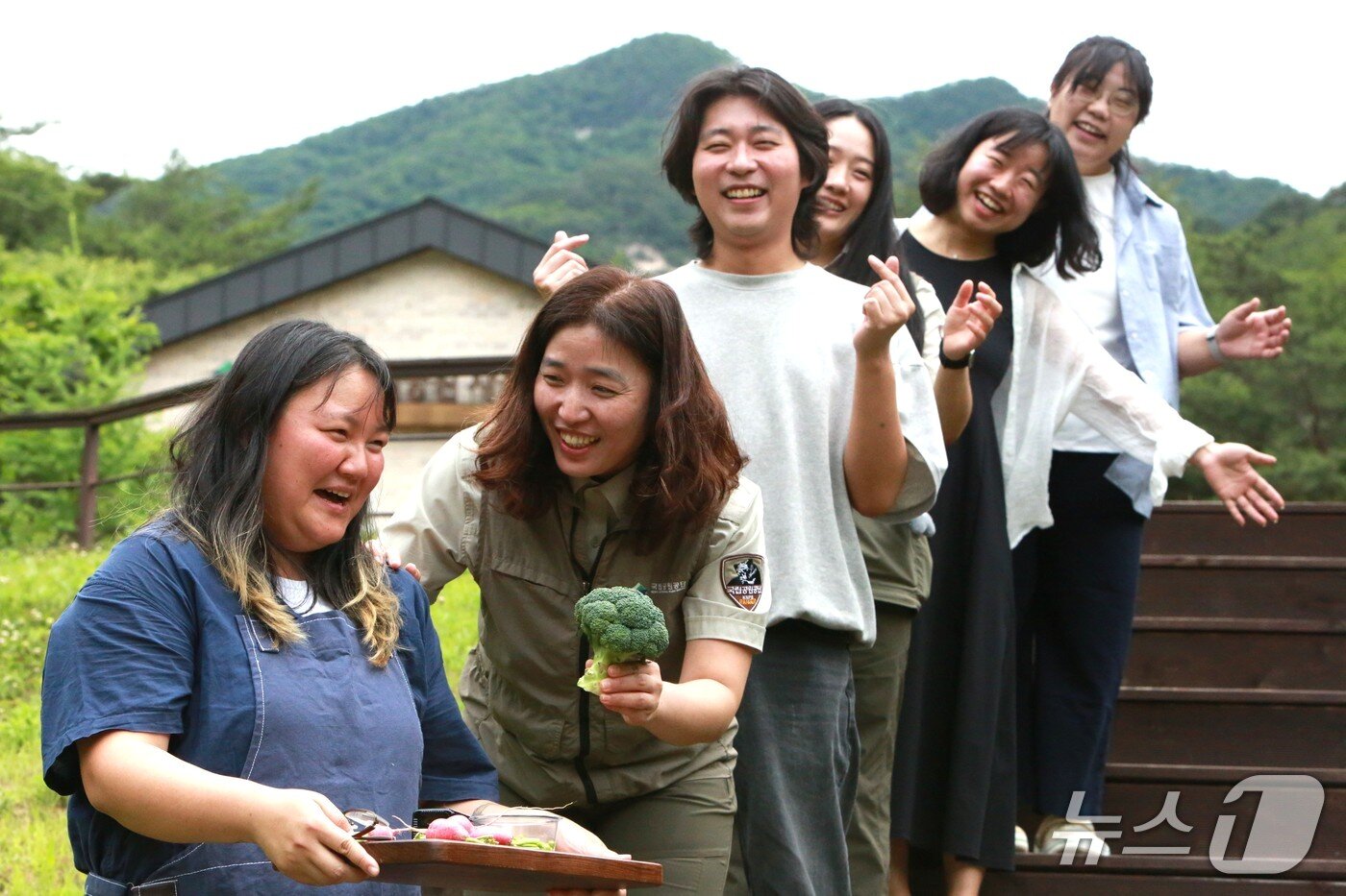 본문 이미지 - 국립공원공단 월악산국립공원사무소와 상생하는 제천시 덕산면 월악산 자락 아래에서 만난 20~30대 MZ세대. ⓒ 뉴스1 손도언 기자 