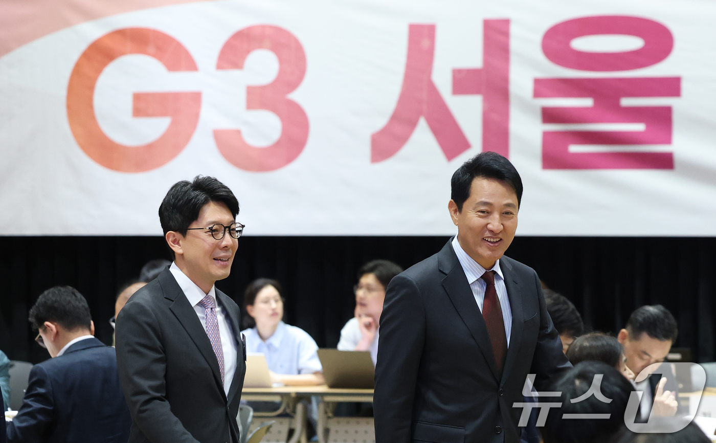 (서울=뉴스1) 오대일 기자 = 오세훈 서울시장이 29일 오전 서울 중구 서울시청 다목적홀에서 열린 G3 서울 기획위원회 발대식에서 김병민 공동위원장과 나란히 입장하고 있다.G3 …