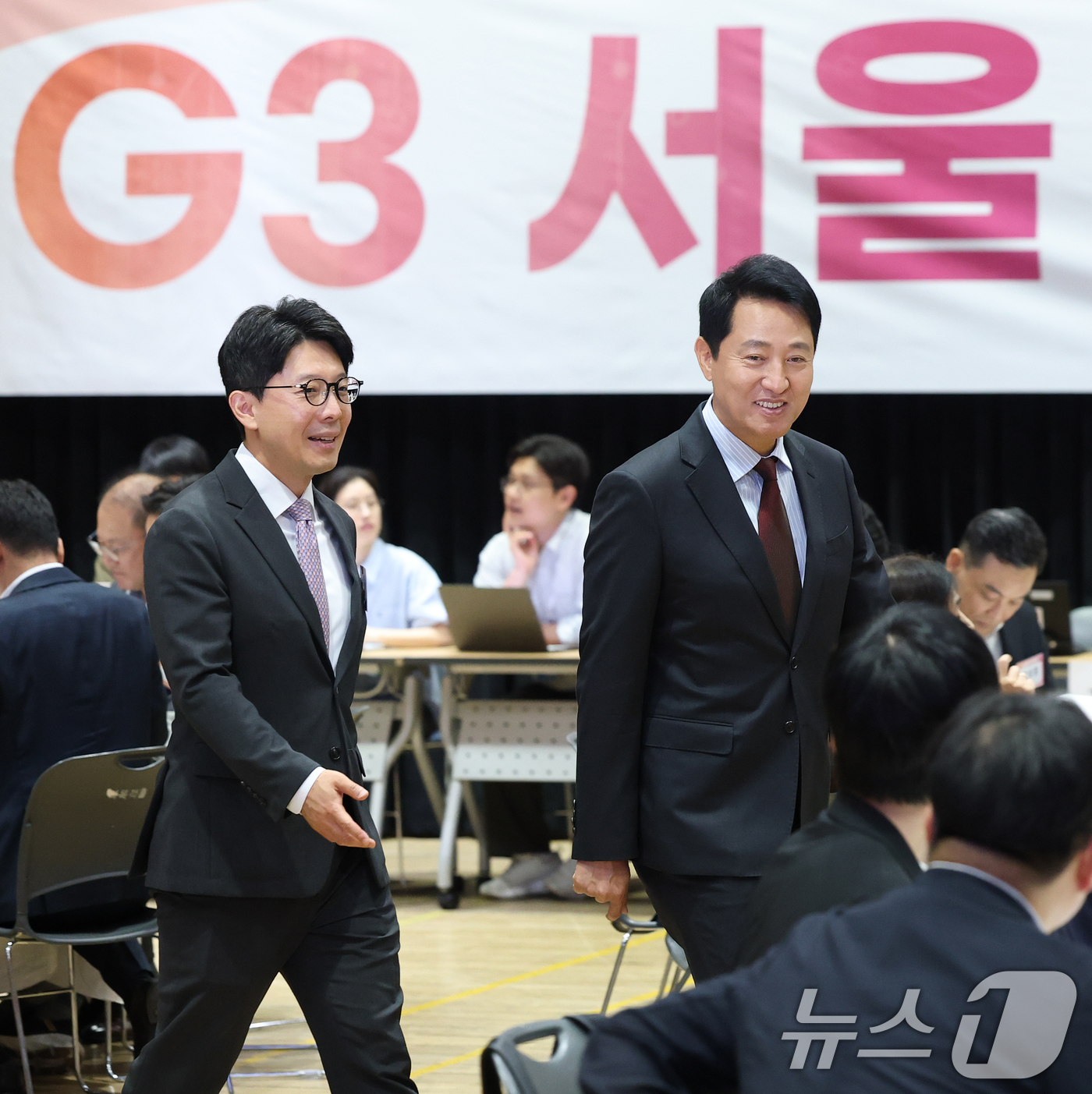 (서울=뉴스1) 오대일 기자 = 오세훈 서울시장이 29일 오전 서울 중구 서울시청 다목적홀에서 열린 G3 서울 기획위원회 발대식에서 김병민 공동위원장과 나란히 입장하고 있다.G3 …