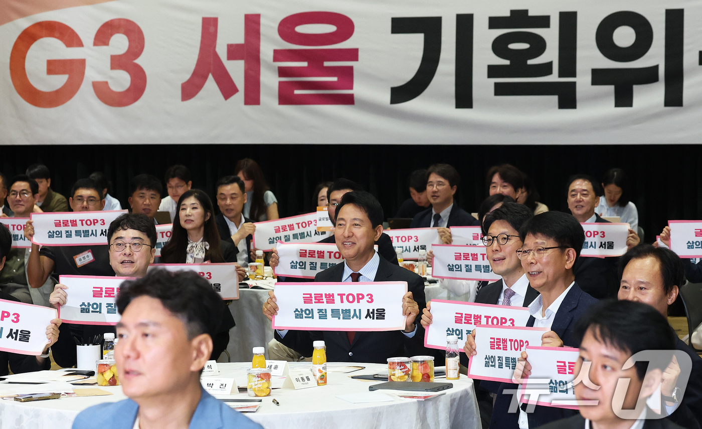 (서울=뉴스1) 오대일 기자 = 오세훈 서울시장이 29일 오전 서울 중구 서울시청 다목적홀에서 열린 G3 서울 기획위원회 발대식에서 김병민 공동위원장을 비롯한 위원들과 기념 퍼포먼 …