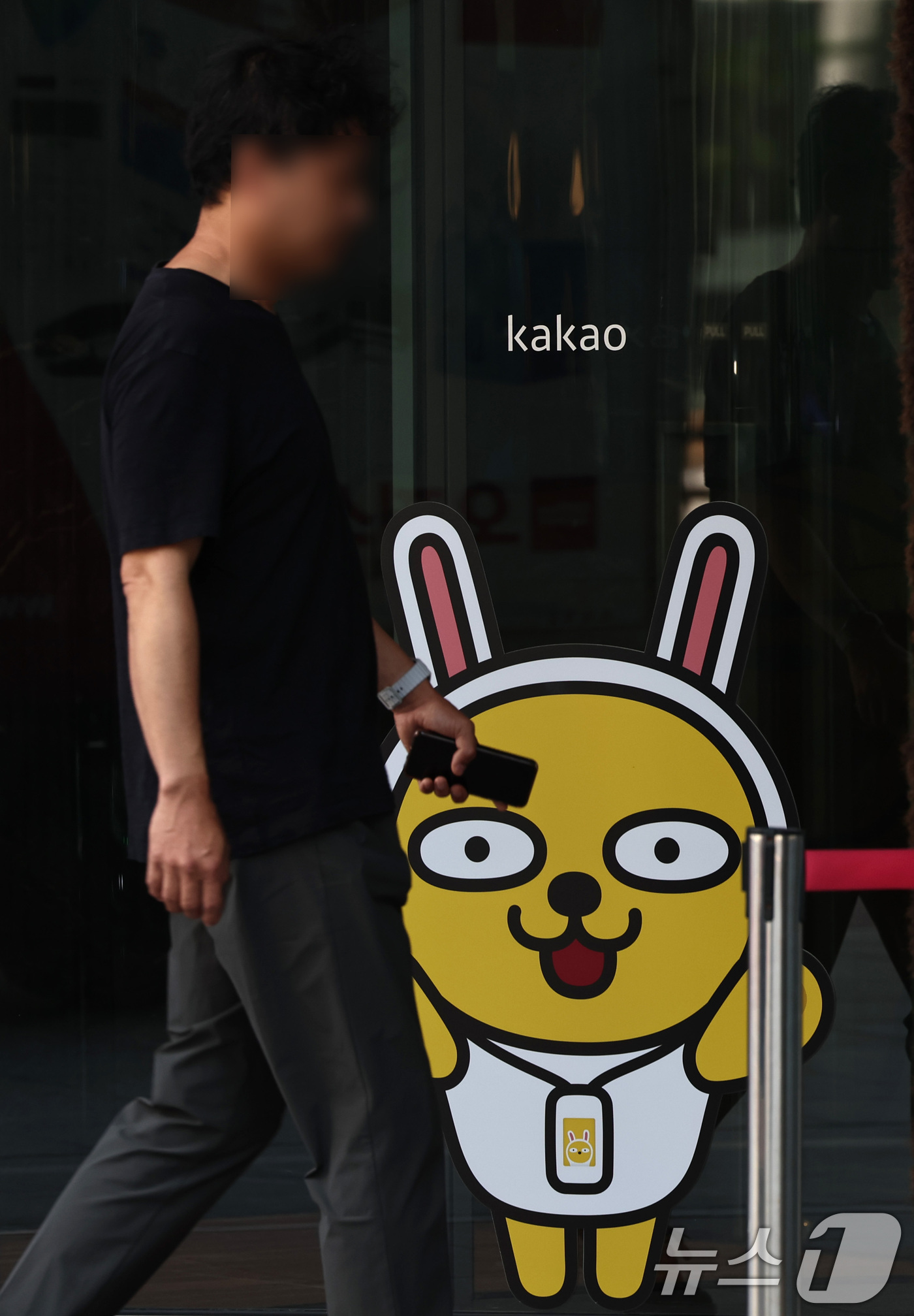 (성남=뉴스1) 구윤성 기자 = 창사 이래 첫 파업 투쟁에 돌입한 카카오노동조합이 '로그오프 데이'(로그아웃 데이)라는 이름으로 전일 파업에 나선 29일 경기 성남시 카카오 판교 …