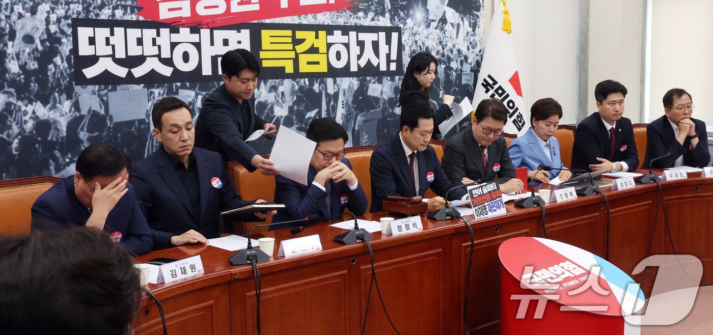 본문 이미지 - 국민의힘 장동혁 대표와 최고위원들이 29일 오전 서울 여의도 국회에서 열린 최고위원회의에서 모든 발언을 마치고 생각에 잠겨 있다. 이날 우재준 청년 최고위원이 장 대표의 사퇴를 공개 요구하자, 당권파 김민수 최고위원은 "우 최고위원이나 사퇴하라＂고 맞받으며 정면충돌했다. ⓒ 뉴스1 황기선 기자