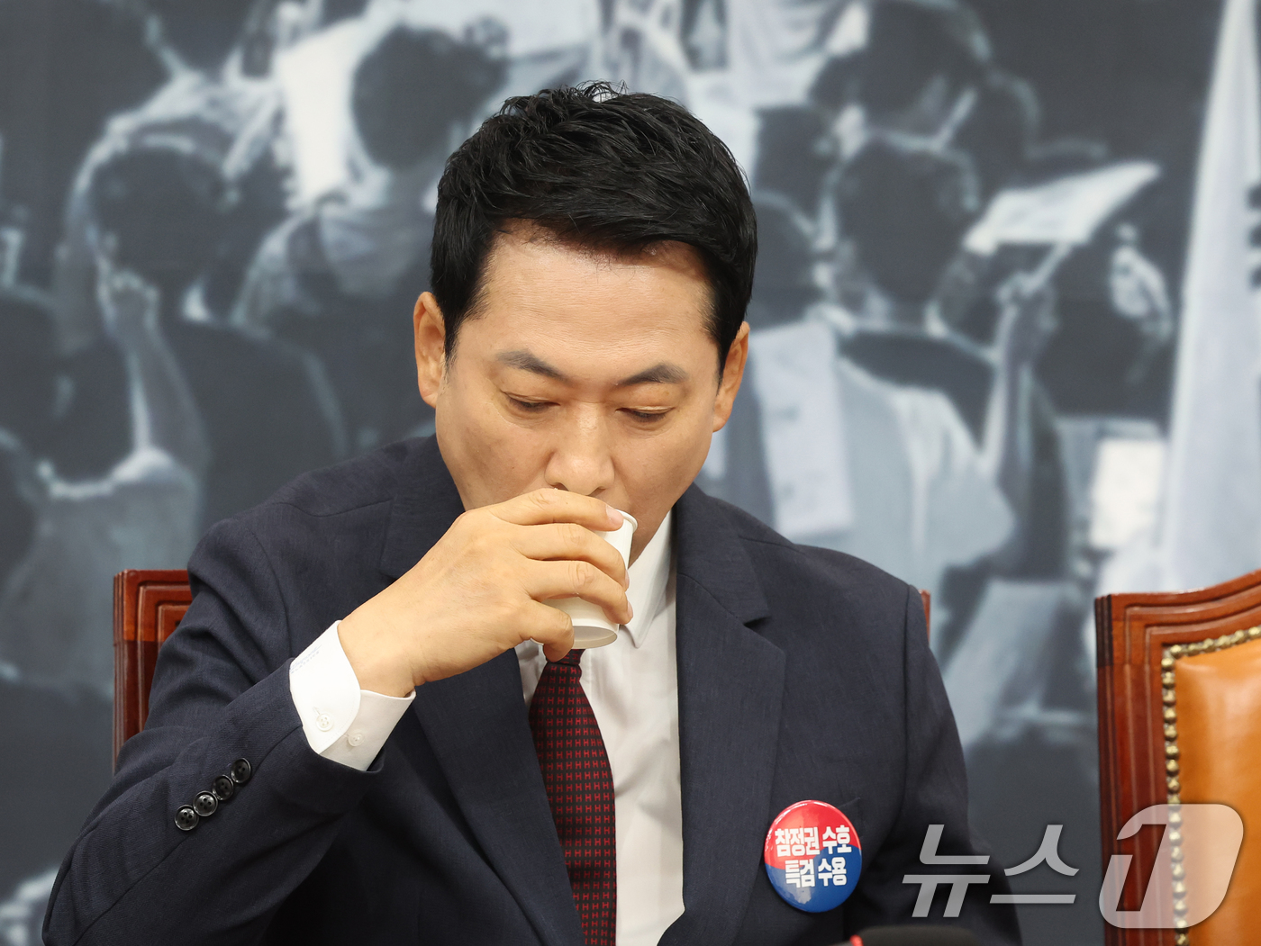 (서울=뉴스1) 황기선 기자 = 장동혁 국민의힘 대표가 29일 오전 서울 여의도 국회에서 열린 최고위원회의에서 물을 마시고 있다.  2026.6.29/뉴스1