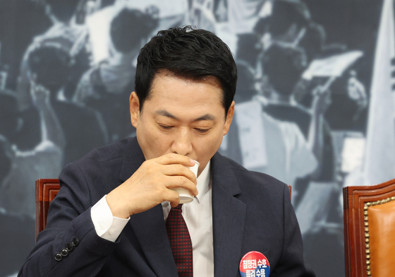 물 마시는 장동혁 대표